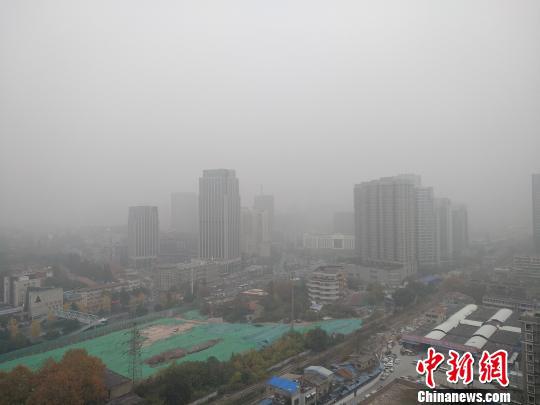 图为12月1日,受雾霾天气影响,武汉市武昌区小东门区域能见度低 罗一 摄