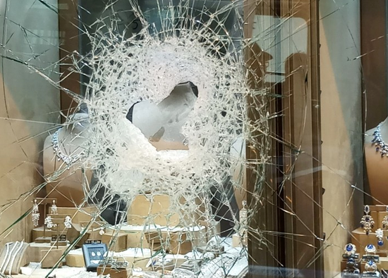 香港一珠宝店遭劫：4名南亚匪徒铁锤击毁橱窗 劫走