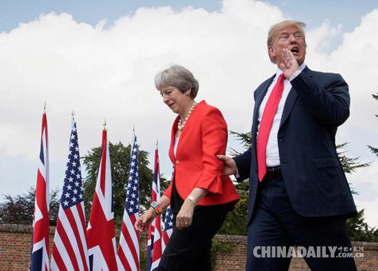 当地时间7月13日,美国总统特朗普(右)和英国首相特雷莎·梅一起前往新闻发布会现场。(图片来源:路透社)