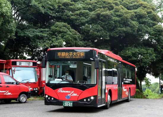 ▲日本京都街头的中国电动巴士(新华社)