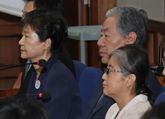 去年5月23日，朴槿惠与崔顺实并肩受审
