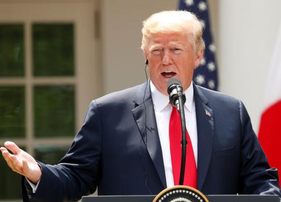 川普7日在白宮與安倍共同舉行的記者會上講話（路透社）