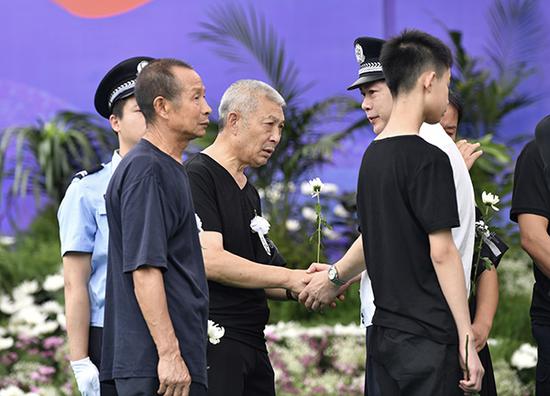 公安部治安局副局长李健涛抚慰王涛的家人。磅礴新闻记者 王鑫 图