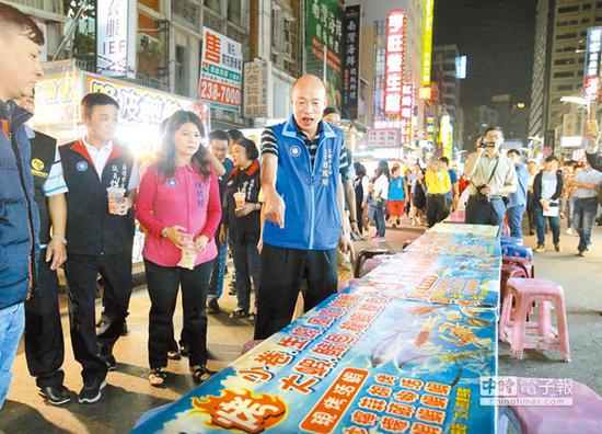 韩国瑜5月间曾和党内议员拜访高雄六合夜市摊商,往昔摩肩接踵的盛况已不复见,许多摊位桌椅空荡没生意。(图片来源:台湾《中时电子报》)
