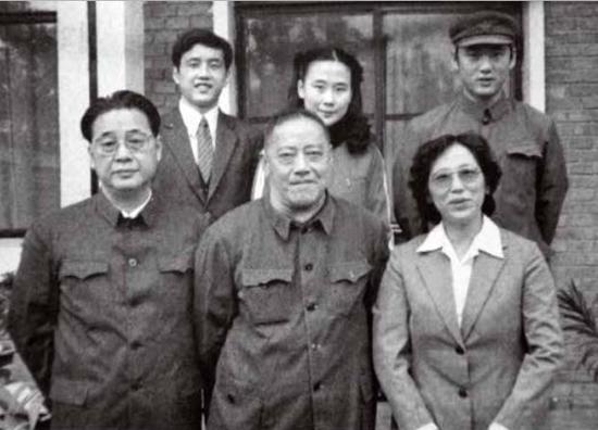 1984年10月2日，李鹏在北京百万庄与岳父朱己训（前排中）及全家人合影。前排右一为朱琳；后排左起依次为 ：李小鹏、李小琳、李小勇。