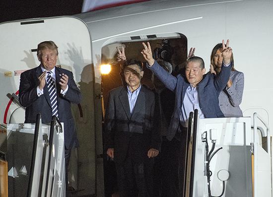 当地时间10日凌晨2点30分，特朗普亲赴机场迎接朝鲜释放人员。  视觉中国 图