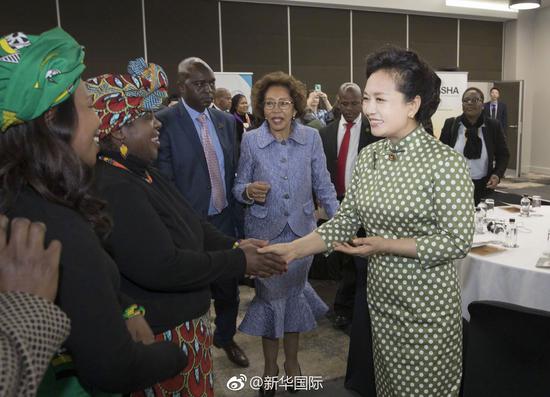 彭丽媛出席南非幼教教师培训毕业典礼 分享从