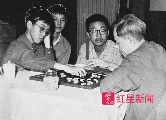 当年，少年宁铂和方毅副总理下棋。