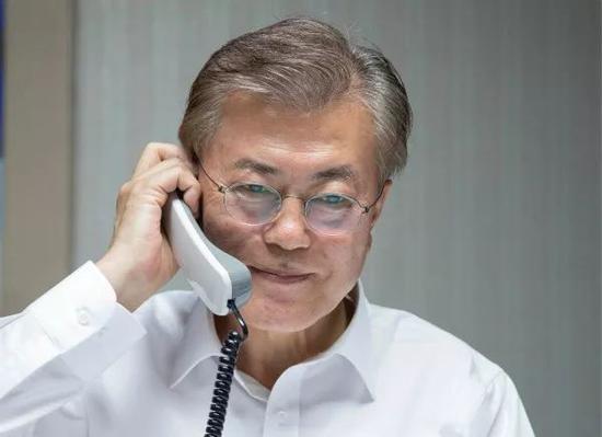2017年5月10日，韩国总统文在寅在位于首尔的家中与美国总统特朗普通电话。新华社/路透