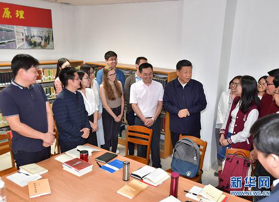 习近平在北京大学考察。 新华社记者李涛 摄