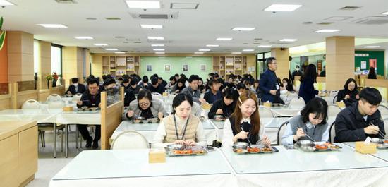 韩国京畿道九里市政府,公务员被要求用餐时同向而坐。