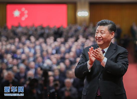 12月18日，庆祝改革开放40周年大会在北京人民大会堂隆重举行。中共中央总书记、国家主席、中央军委主席习近平在大会上发表重要讲话。这是习近平鼓掌向受表彰人员表示祝贺。 新华社记者 谢环驰 摄