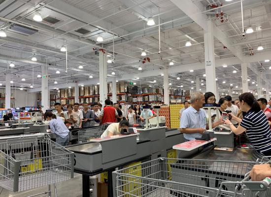 顾客在Costco上海店购买茅台酒 图片来源:茅台方面提供