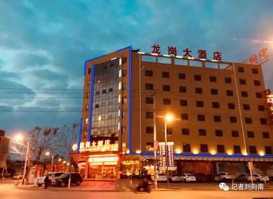 南郑县城里的龙岗大酒店。刘向南摄