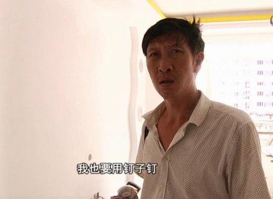 装修工余福强:我要用钉子钉下去装木地板。
