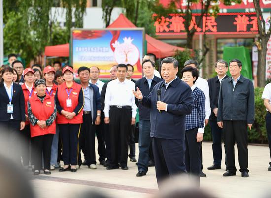 2020年6月8日,中共中心总书记、国度主席、中心军委主席习近平在宁夏考察调研。这是习近平在吴忠市金星镇金花圃社区领会促进民族连合情形。新华社记者 燕雁 摄