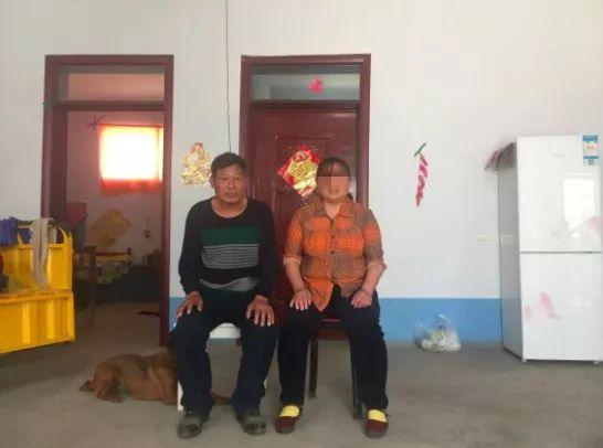 4月20日,周正国夫妇在家合影。其妻子患精神病已有八年,一直靠药物维持。新京报记者赵蕾 摄