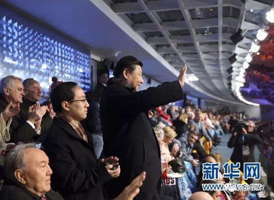 2014年2月7日，第22届冬奥会在俄罗斯索契开幕。习近平向步入会场的中国代表团奥运健儿挥手致意。新华社记者 兰红光摄