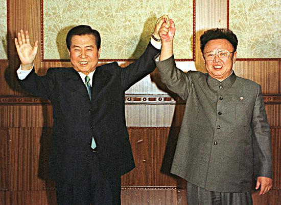 2018-08-16,朝鲜平壤,金正日(右)与金大中(左)举行会谈。