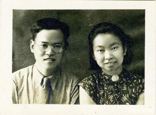 1946年春谢希德与爱人订婚合影。复旦大学供图