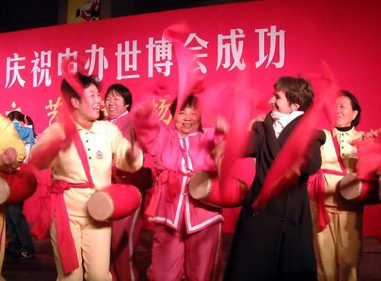 2002年12月3日,上海市民与外国友人一起庆祝上海申博成功。(视觉中国)