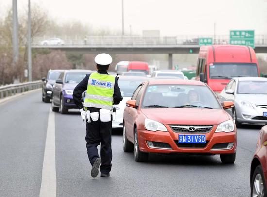清明期间，北京市交管部门组织警力严查非法占用应急车道违法行为。北京市交管局 张耀 摄