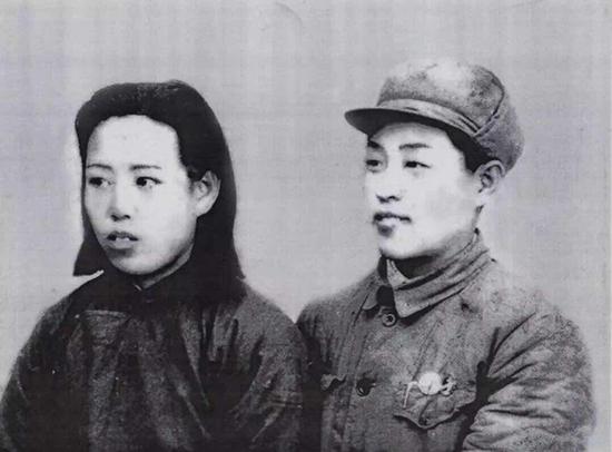 王淑超（右）和邢志洁（左），两人于1947年结婚。