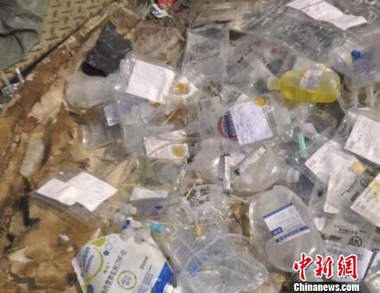 医疗废物被遗弃在垃圾场内,触目惊心,令人恶心。 警方资料图