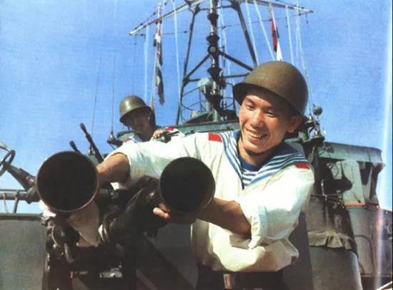 1974年西沙海战后换着水兵服的人民海军战士。
