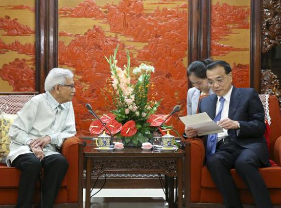 国务院总理李克强7月18日下午在中南海紫光阁会见马来西亚总理特使、元老理事会牵头人达因。（图片来源：中国政府网）