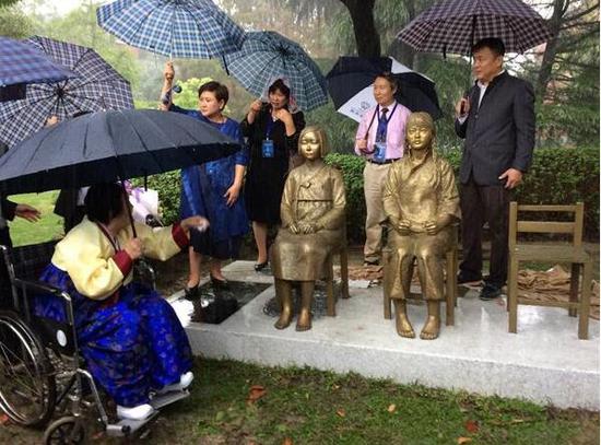 上海师范大学校园内设置中韩少女铜像 图片来自环球时报