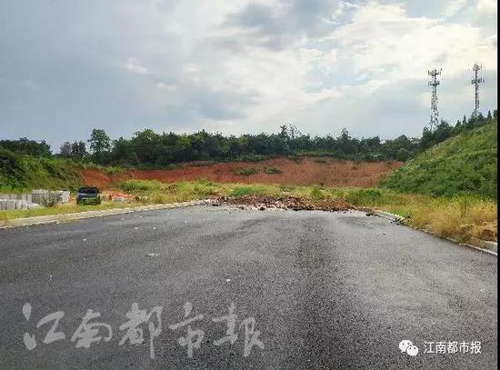 北段尽头是山坡，坡下杂草丛生