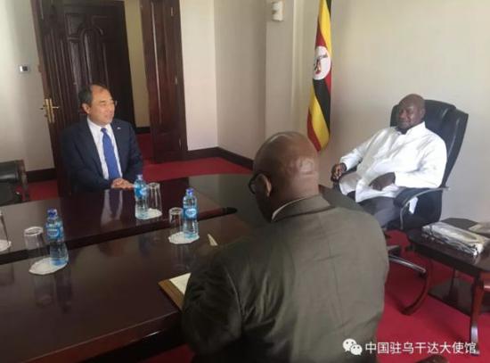 ▲11月13日，郑竹强大使向乌干达总统穆塞韦尼通报中企安全状况，并转交中企请愿书。