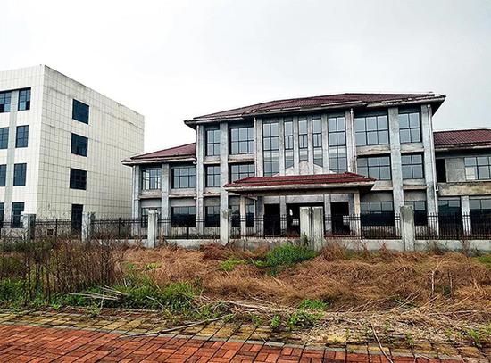安徽省池州市的江南产业集中区,主干道旁的厂房空无一人,楼顶瓦片已经脱落。 姜刚 图