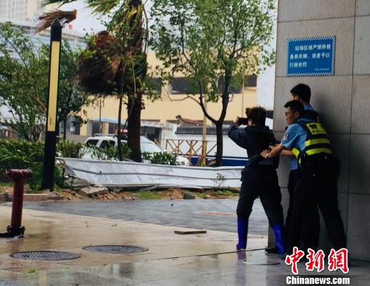图为“追风”记者艰难拍摄。 林冬冬 摄
