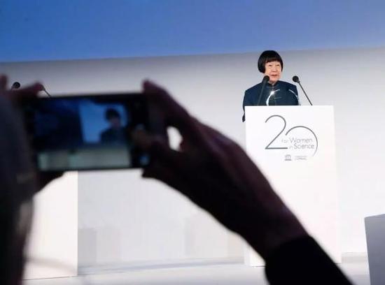3月22日,法国巴黎,中国科学家张弥曼获颁“世界杰出女科学家奖”后致辞。视觉中国 图