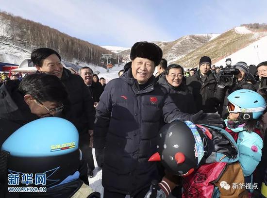 2017年1月23日，习近平在河北省张家口市考察北京冬奥会筹办工作时，在云顶滑雪场亲切勉励参加滑雪冬令营的少年儿童。新华社记者 兰红光摄