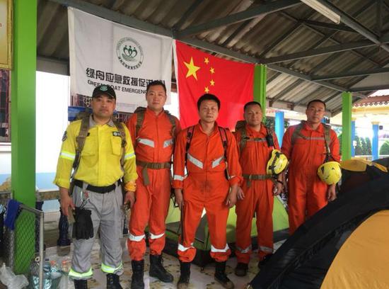在泰国参与泰国少年足球队被困清莱洞穴救援行动的绿舟救援队。