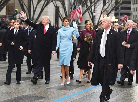 身穿長風衣的特勤局特工