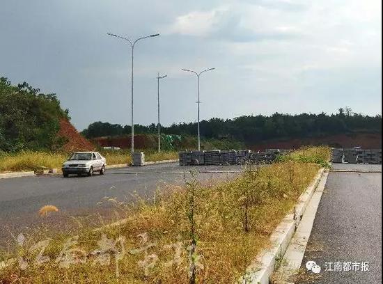 图中小车发现无法通行后调转车头返回