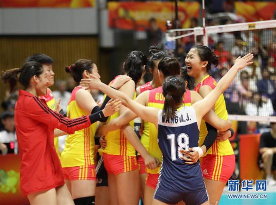　　就在几乎台风登陆的同时，中国女排以3-0战胜强敌土耳其队，取得女排世锦赛小组赛的第二场胜利（图片来源：新华网）