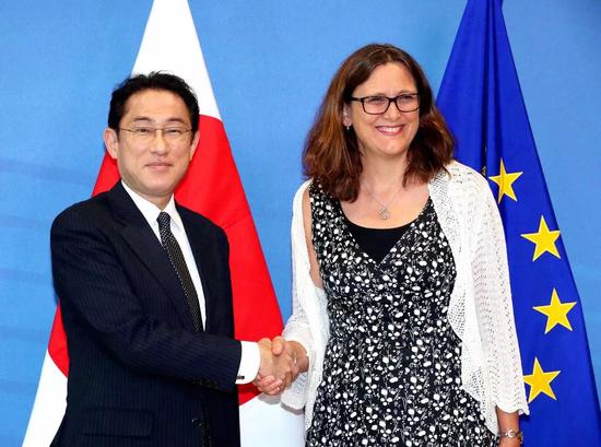 ▲资料图片:日本外相岸田文雄与欧盟贸易委员塞西莉亚·马尔姆斯特伦合影。(美国《纽约时报》)