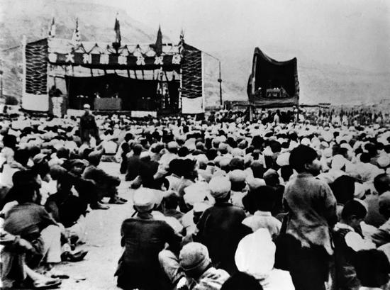 图为当年延安人民召开庆祝抗日战争胜利群众大会的情景。