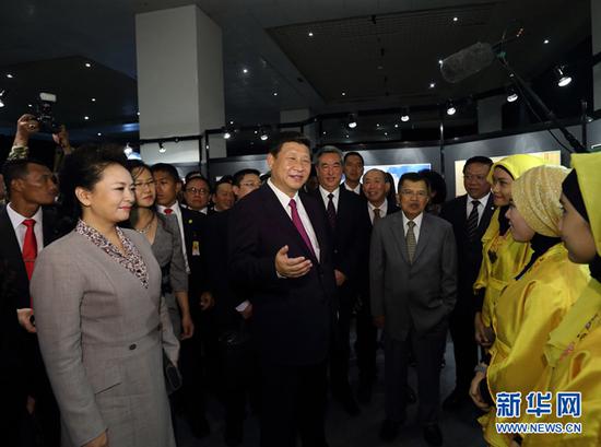 2013年10月3日，国家主席习近平在雅加达参观“中印尼友好”图片展并同两国青年交流。（资料图片）