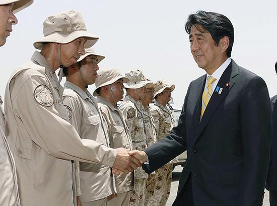 非洲東部吉布提,日本首相安倍晉三視察自衛隊基地。視覺中國 資料