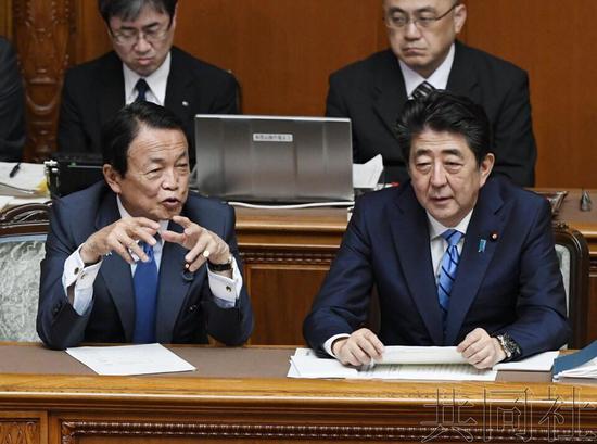 麻生太郎(左)与安倍晋三