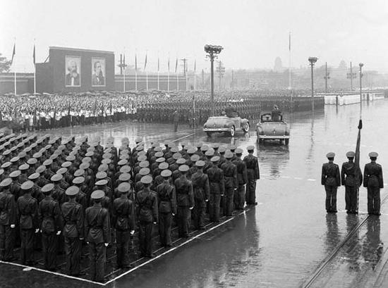 1956年10月1日，冒雨接受检阅的部队。 图源：中国军网