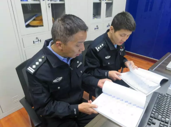 (詹传德与年轻刑警研讨本案案情。陈贝珂/摄)