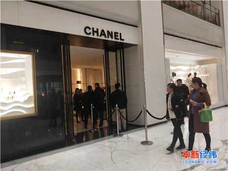 同一时间内,商场内的其他奢侈品品牌店。中新经纬 赵佳然