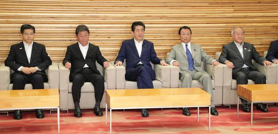安倍列席3日的内阁集会(时势通讯社)